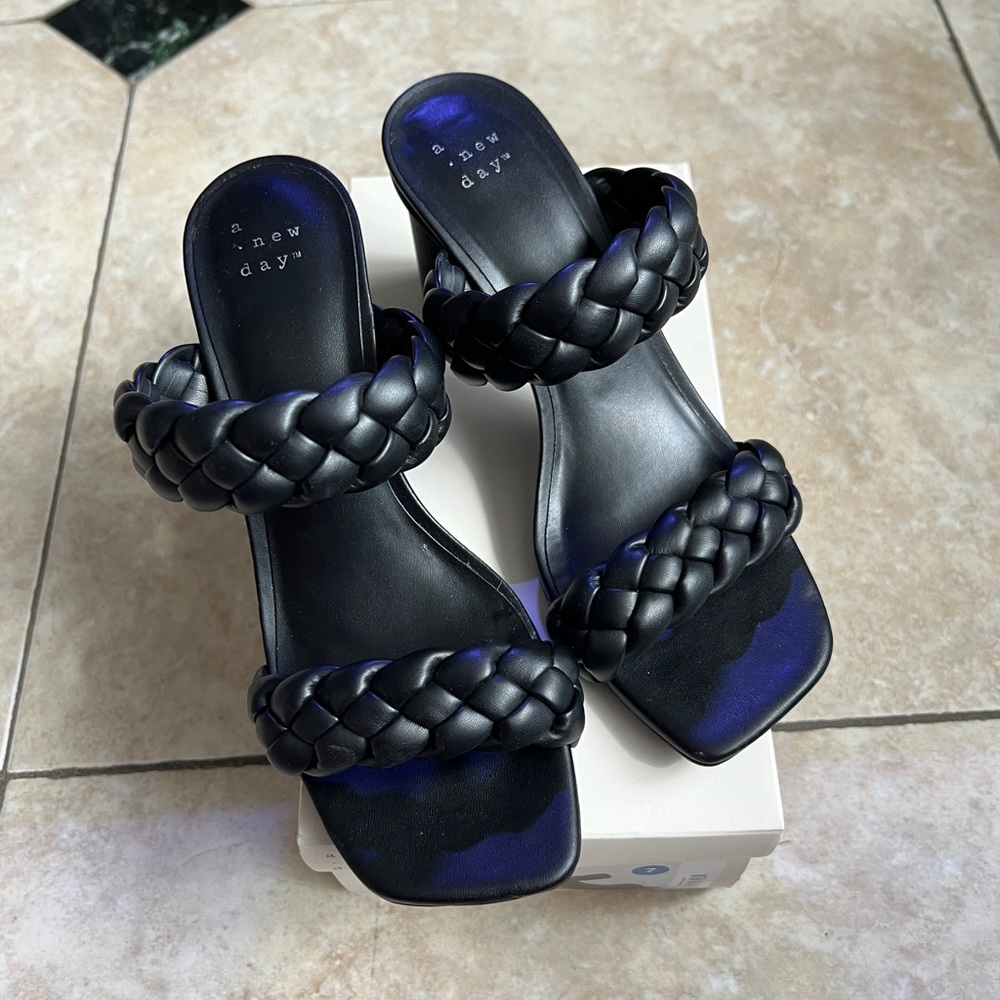☀️ SALE ☀️  A new day, basil, braided heels